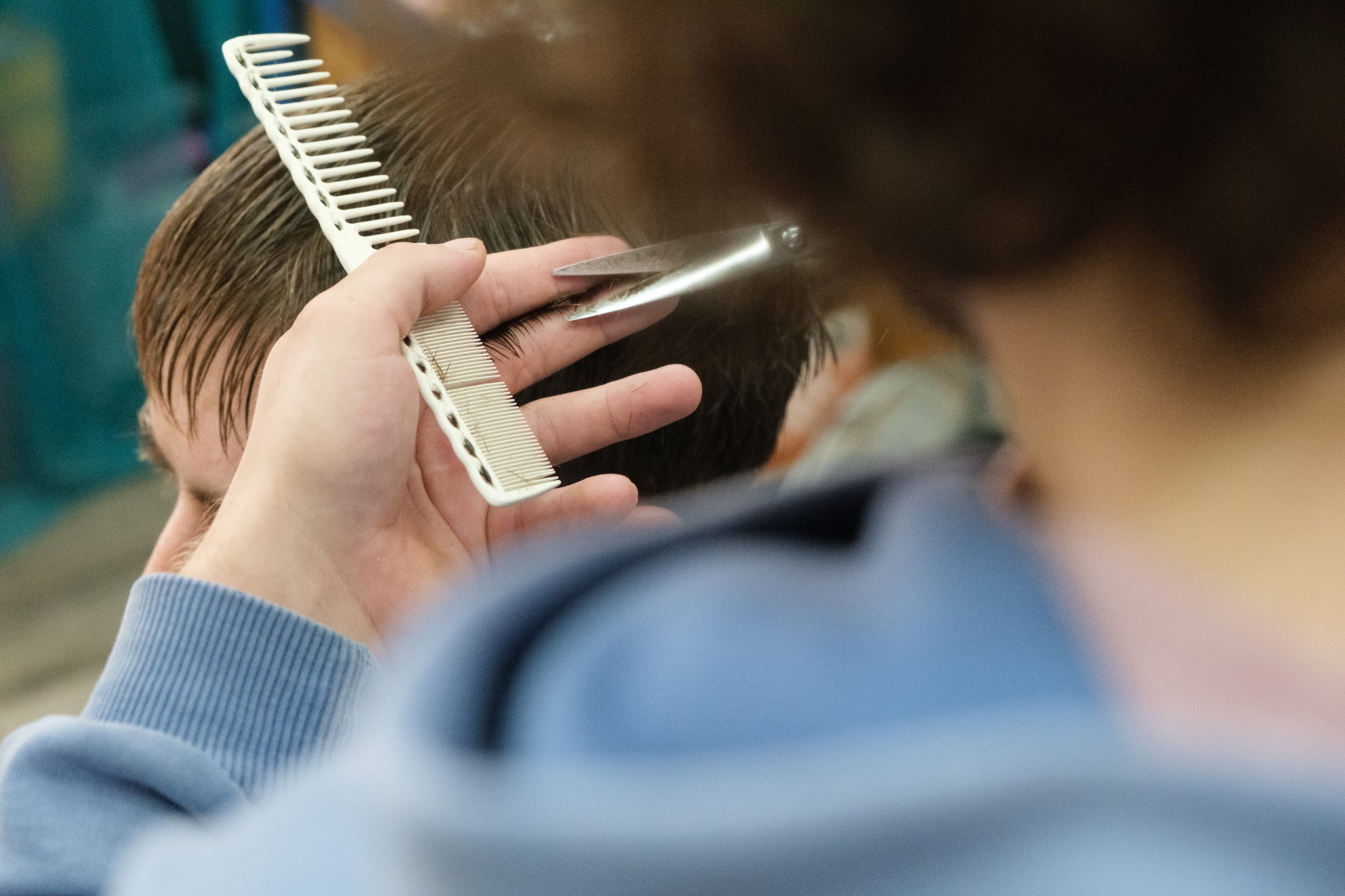 Scissor-over-comb work, close up